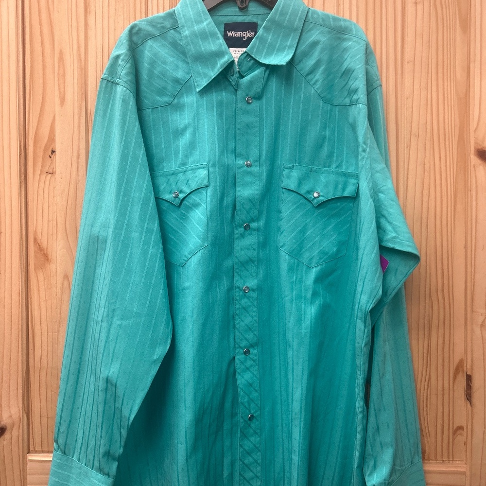 Men’s wrangler button up shirt.